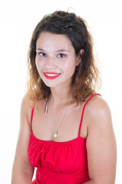 Sonriente joven hermosa mujer morena con camiseta roja