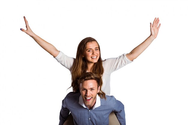 Sonriente joven llevando a mujer