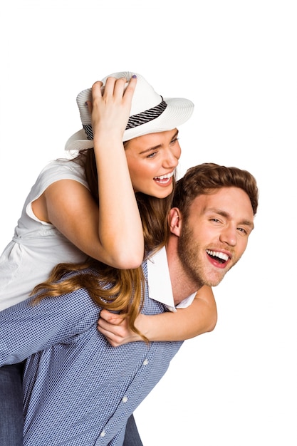 Sonriente joven llevando a mujer