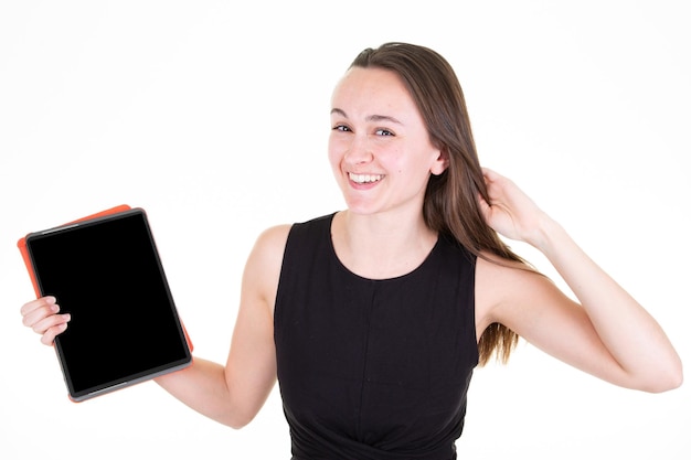 Sonriente joven mostrando la pantalla de la tableta vacía en Foto de estudio