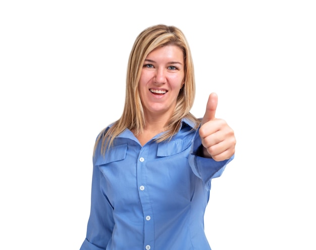 Sonriente joven mostrando el pulgar hacia arriba aislado sobre fondo blanco.