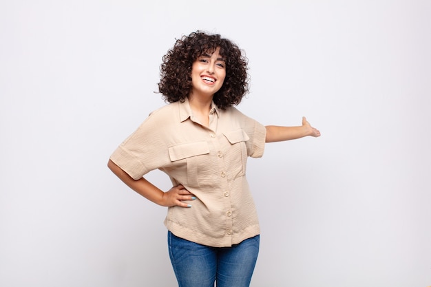 Sonriente joven mujer bonita con pelo rizado