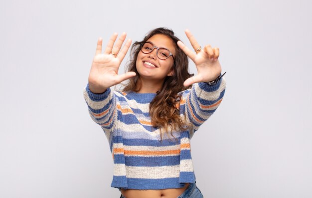 Sonriente joven mujer bonita