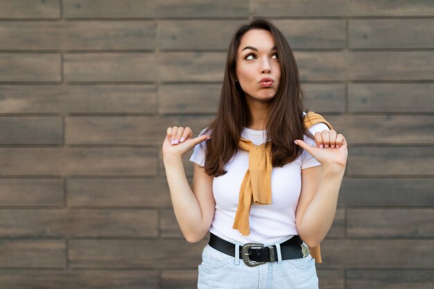 Sonriente joven mujer muy linda con sinceras emociones aisladas