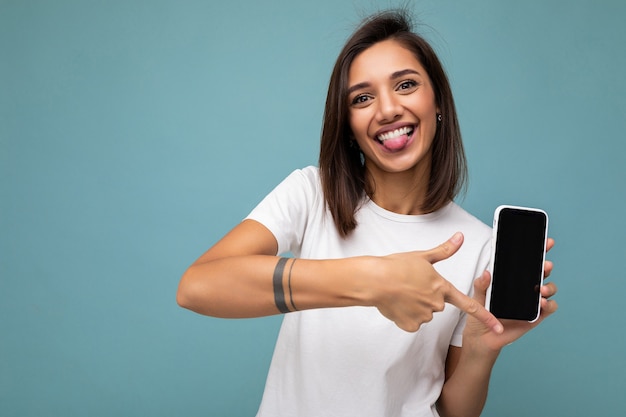 Sonriente joven mujer muy linda con sinceras emociones aisladas