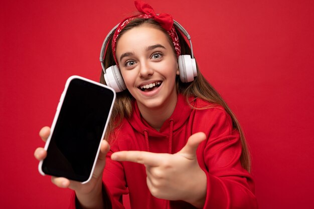 Sonriente joven mujer muy linda con sinceras emociones aisladas