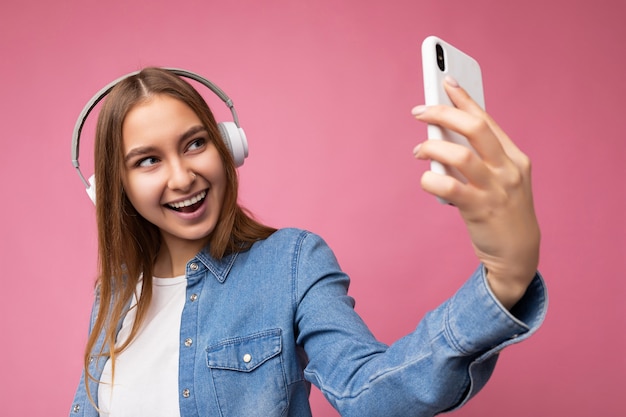 Sonriente joven mujer muy linda con sinceras emociones aisladas