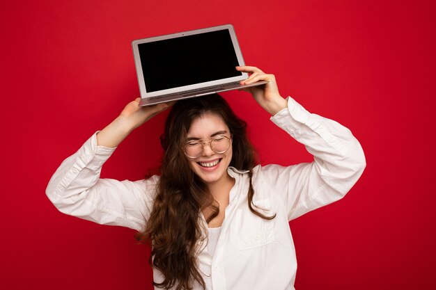 Sonriente joven mujer muy linda con sinceras emociones aisladas