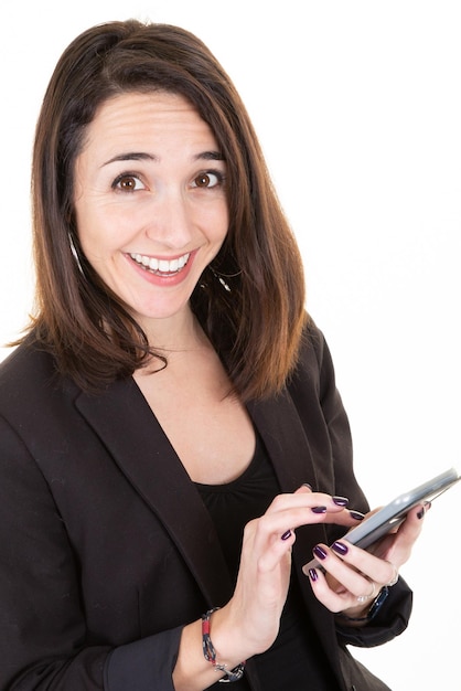 Sonriente joven mujer de negocios atractiva con smartphone