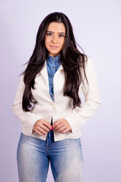 Sonriente joven mujer de negocios brasileña