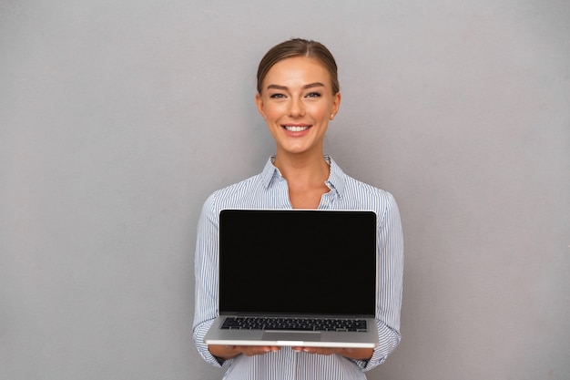 Sonriente, joven, mujer de negocios