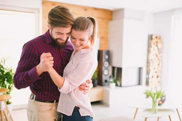 Sonriente joven pareja de baile