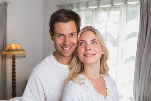 Sonriente joven pareja juntos en casa