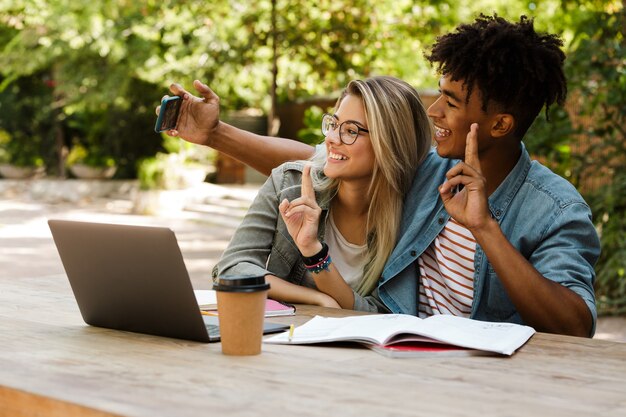 Sonriente joven pareja multiétnica pasar tiempo juntos