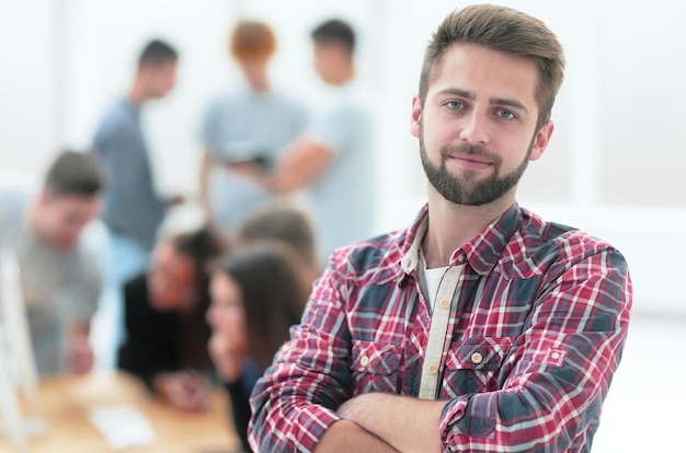 Sonriente joven de pie en una oficina moderna