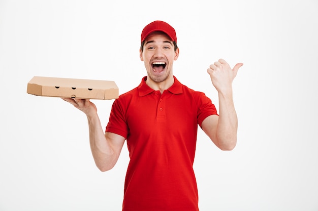 Sonriente joven repartidor con pizza.