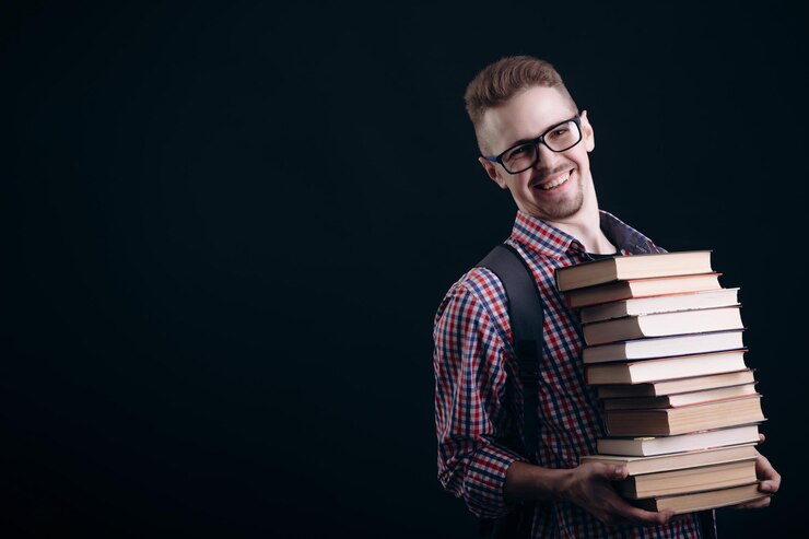 sonriente, joven, tenencia, un, pila, de, libros