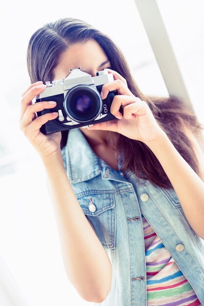 Sonriente joven tomando una foto