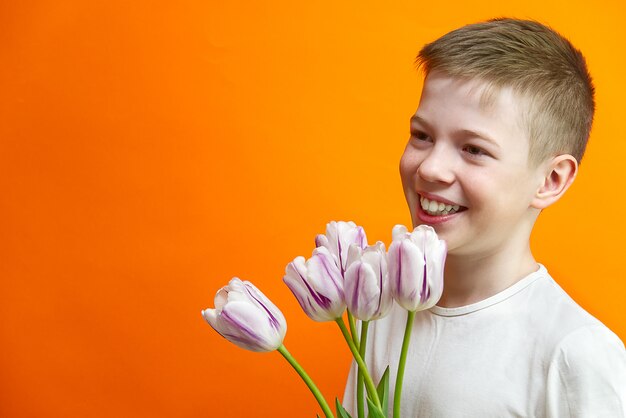 Sonriente joven con tulipanes en sus manos