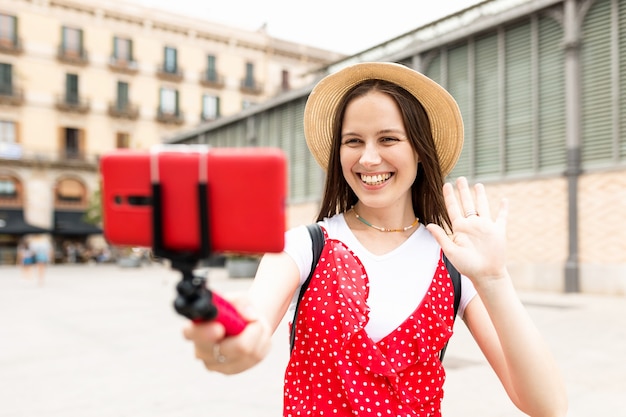 Sonriente joven turista grabando contenido para su vlog de viajes