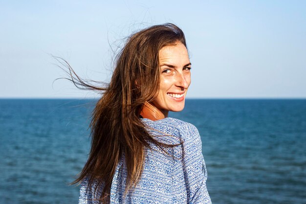 Sonriente joven vestida en el fondo del mar.