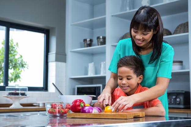 Sonriente madre cocinando con su hijo