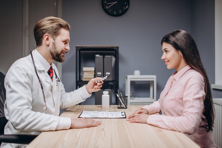 Sonriente médico barbudo inteligente dando prescripción de drogas