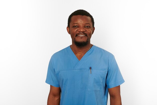 Sonriente médico cirujano negro barbudo hombre en abrigo azul aislado sobre fondo blanco.