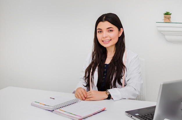 Sonriente, médico, mujer médico