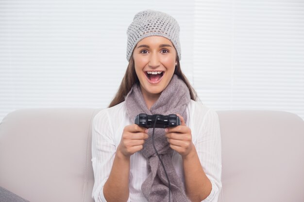 Sonriente morena con sombrero de invierno en los videojuegos