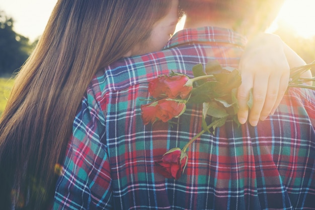 Foto sonriente mujer abrazando a su novio