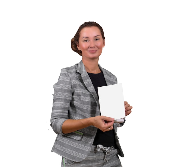 Sonriente mujer adulta mostrando un libro o folleto, aislado sobre fondo blanco.