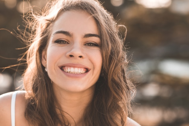 Sonriente mujer adulta con piel sana con arrugas