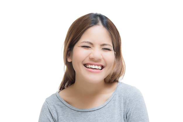 Sonriente mujer asiática aislada en blanco