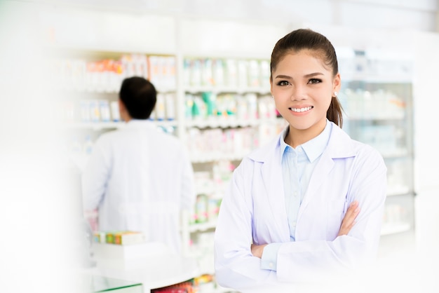 Sonriente mujer asiática farmacéutico en farmacia