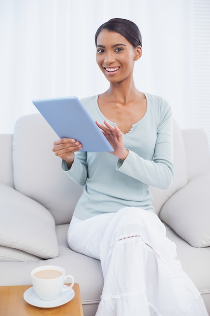 Sonriente mujer atractiva usando su tableta