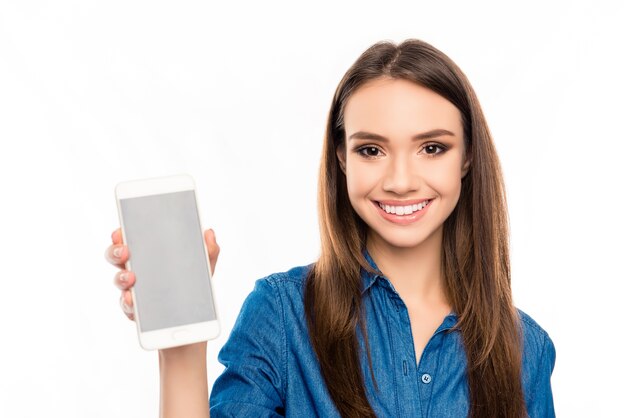 Sonriente mujer bonita pantalla de smartphone moderno sobre fondo blanco.