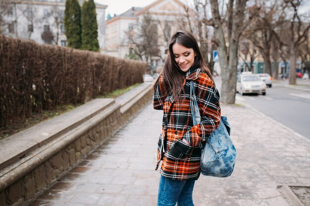 Sonriente mujer en camisa a cuadros