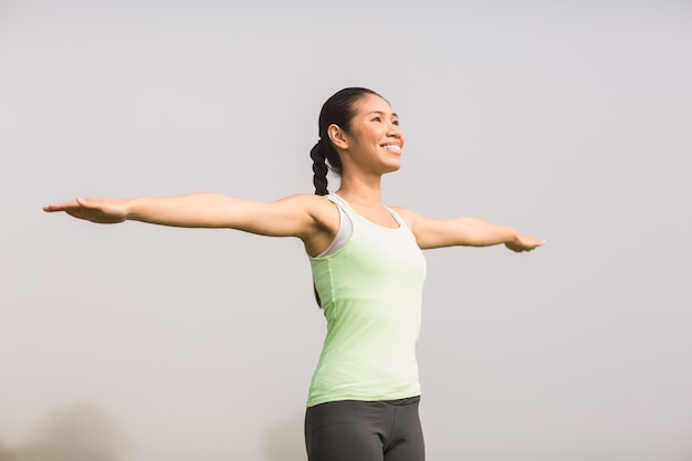 Sonriente mujer deportiva trabajando