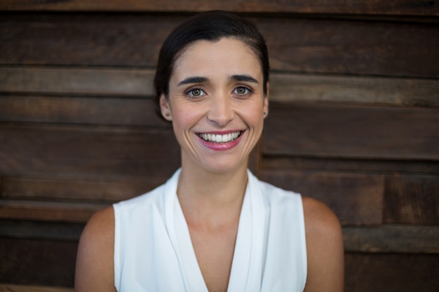 Sonriente mujer ejecutiva de negocios de pie en la oficina