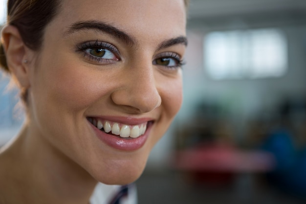 Sonriente mujer ejecutiva en la oficina creativa