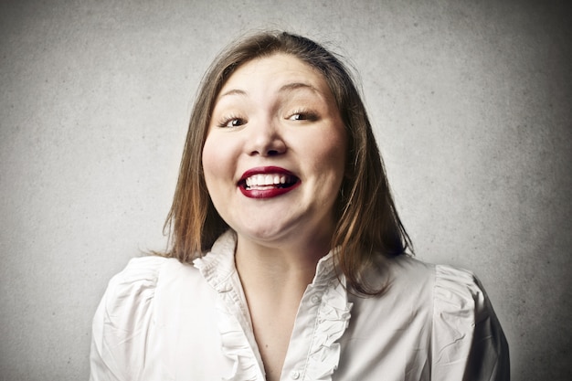 Sonriente mujer gorda feliz