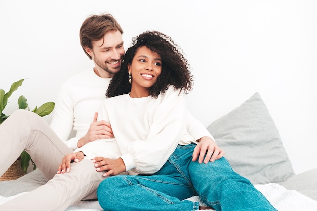 Sonriente mujer hermosa y su guapo novio. Feliz familia multirracial alegre que tiene momentos tiernos