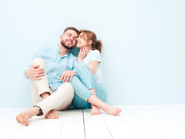 Sonriente mujer hermosa y su guapo novio