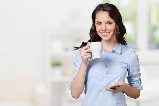 Sonriente mujer hermosa texting con su teléfono