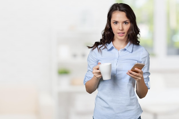 Sonriente mujer hermosa texting con su teléfono