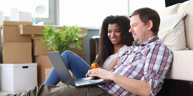 Sonriente mujer y hombre de mediana edad