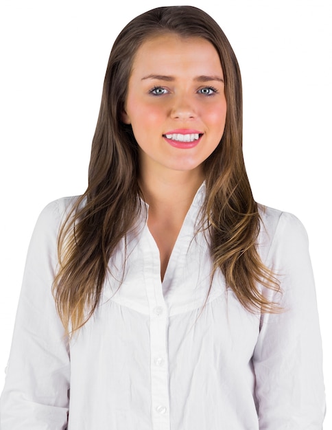 Sonriente mujer joven en camisa blanca