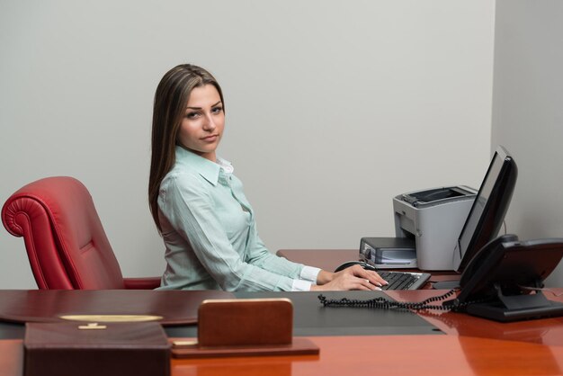 sonriente, mujer joven, con, computadora de computadora portátil