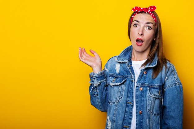 Sonriente, mujer joven, con, diadema